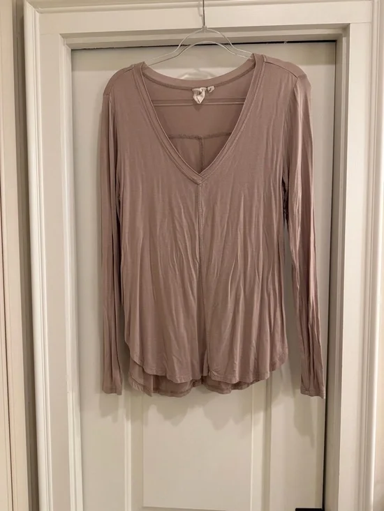 White Crow Raw Edge V-Neck Top (color: simply taupe) - Picture 3 of 5